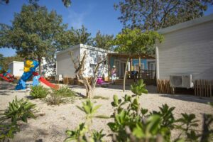 Location de mobil-home pour famille nombreuse ou vacances entre amis pour 10 personnes au camping à Argeles sur mer la Sardane