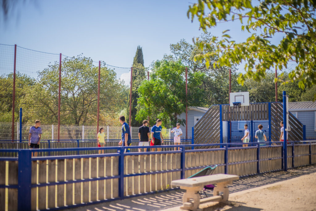 Terrain multi-sports situé dans le fond du camping - Paniers de basket, football