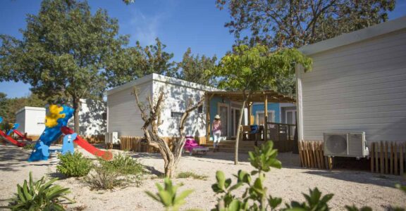 Location de mobil-home pour famille nombreuse ou vacances entre amis pour 10 personnes au camping à Argeles sur mer la Sardane